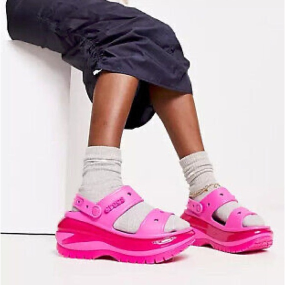 CROCS Classic Mega Crush Sandal Women 9 Men 7 Juice‎ Pink Platform Wedge NIB